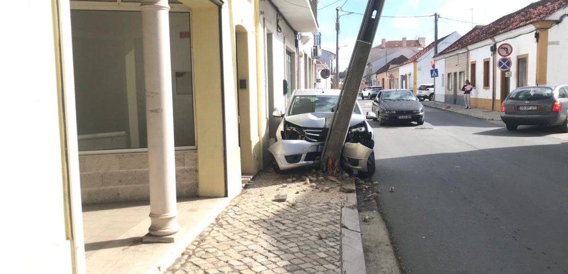 Muitos danos em acidente no centro de Almeirim