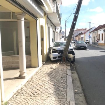 Muitos danos em acidente no centro de Almeirim