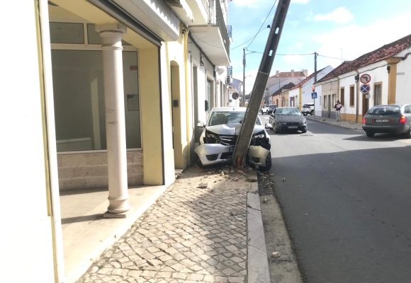 Muitos danos em acidente no centro de Almeirim