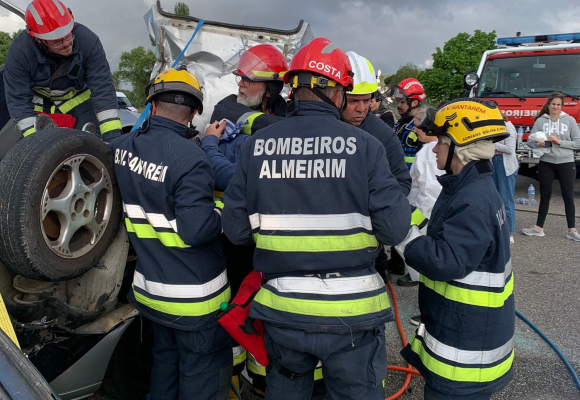 Bombeiros de Almeirim participam em simulacro de acidentes rodoviários na Escola Superior de Saúde de Santarém