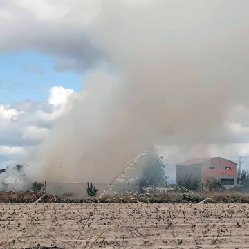 Incêndio em fardos de palha mobiliza dezenas de bombeiros