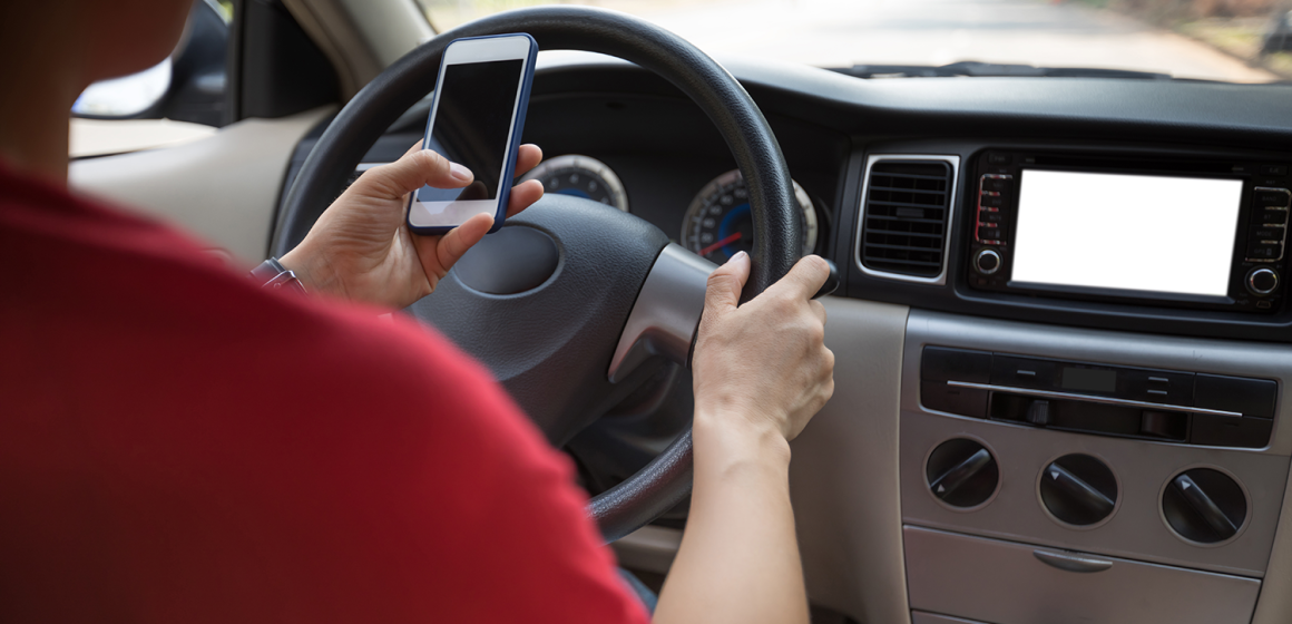Autoridades na estrada para fiscalizar uso do telemóvel durante a condução
