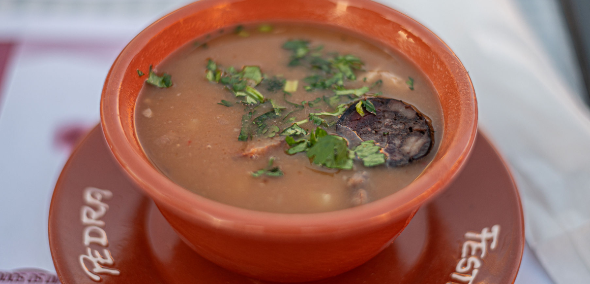 sopa da pedra TasteAtlas sugere Sopa da Pedra mas coloca-a no Alentejo